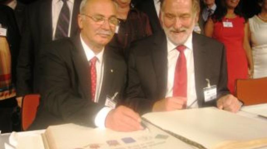 Burhaniye ile H&uuml;rth kardeş şehir oldu