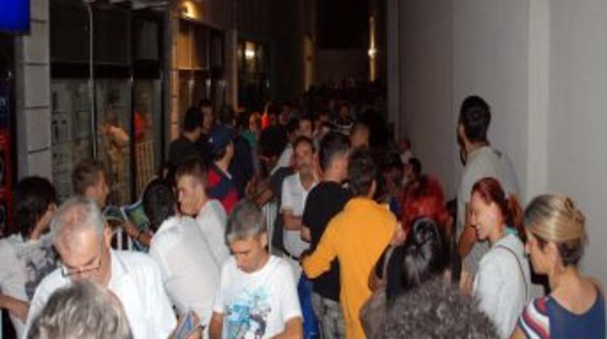 Ucuz elektronik eşya i&ccedil;in saatlerce beklediler