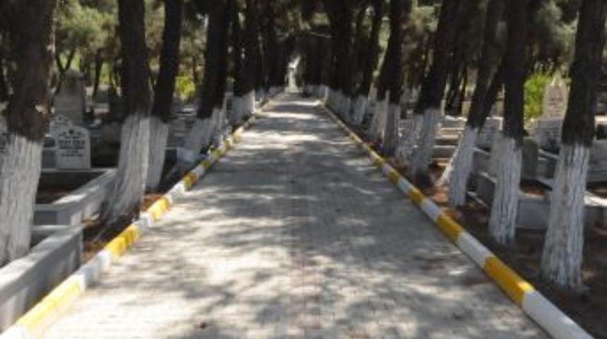 &Ccedil;orlu Belediyesi'nin kadın iş&ccedil;ileri, mezarlıkları bayrama hazırlıyor