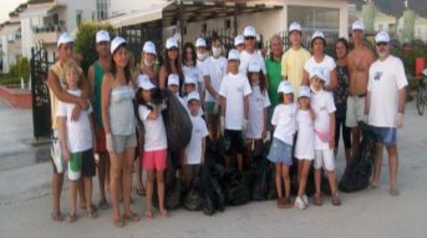 &Ccedil;evre i&ccedil;in sahilden &ccedil;&ouml;p topladılar