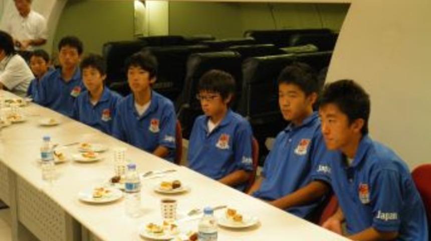 Japon depremzede yetimler, THY u&ccedil;uş sim&uuml;lat&ouml;r&uuml;ne bindi