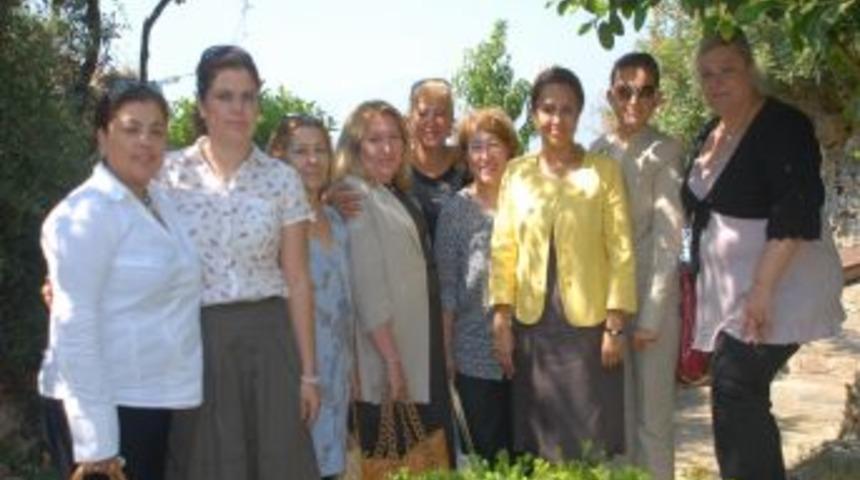 AK Parti'li En&ccedil;, Antalyalı kadın muhtarlarla buluştu