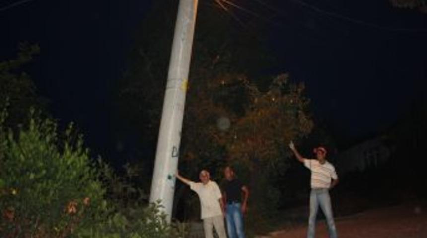 Elektrik direği &ouml;l&uuml;me davetiye &ccedil;ıkarıyor