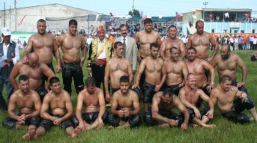 Pehlivanlar, Tekkek&ouml;y er meydanına &ccedil;ıkıyor