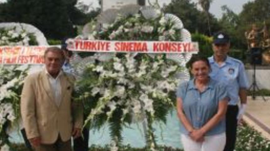 Altın Koza'ya katılan sanat&ccedil;ılar Atat&uuml;rk anıtına &ccedil;elenk bıraktı