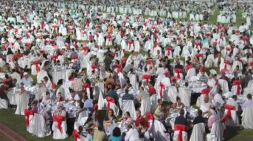 Toroslar&rsquo;ın Halil İbrahim sofrasında 5 bin kişi iftar yaptı .