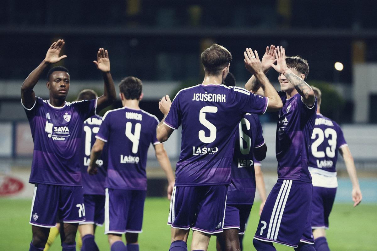 Acun Ilıcalı nın y&uuml;z&uuml; Hull City ve Maribor dan yana g&uuml;l&uuml;yor! 1