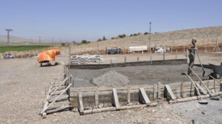 Pazarcık'ta tarım işcileri i&ccedil;in barınaklar yapılıyor