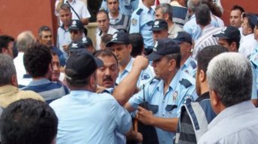 Arbedenin yaşandığı &Ccedil;ED toplantısında, yetkililer polis otosuyla ka&ccedil;ırıldı