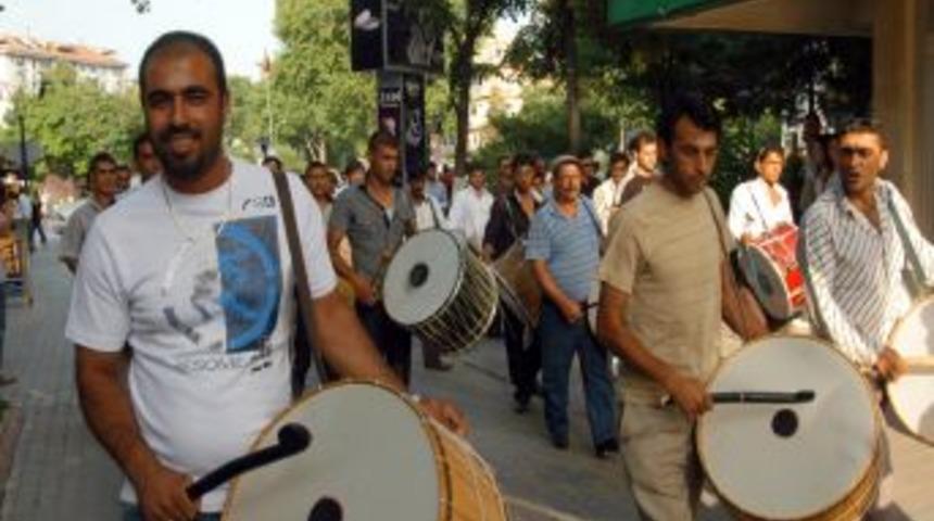 K&uuml;tahyalı Ramazan davulcularından şehir turu