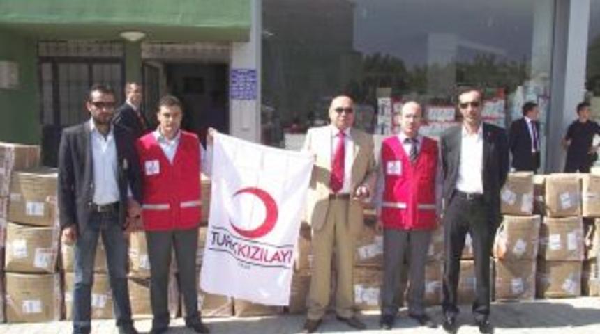 Kızılay'dan &ouml;ğrencilere giysi yardımı