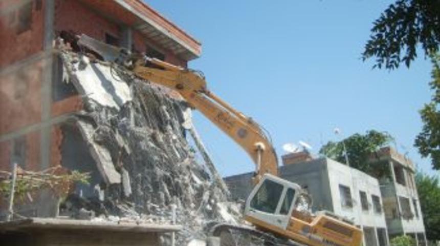 Seyhan Belediyesi kaçak binaları affetmiyor