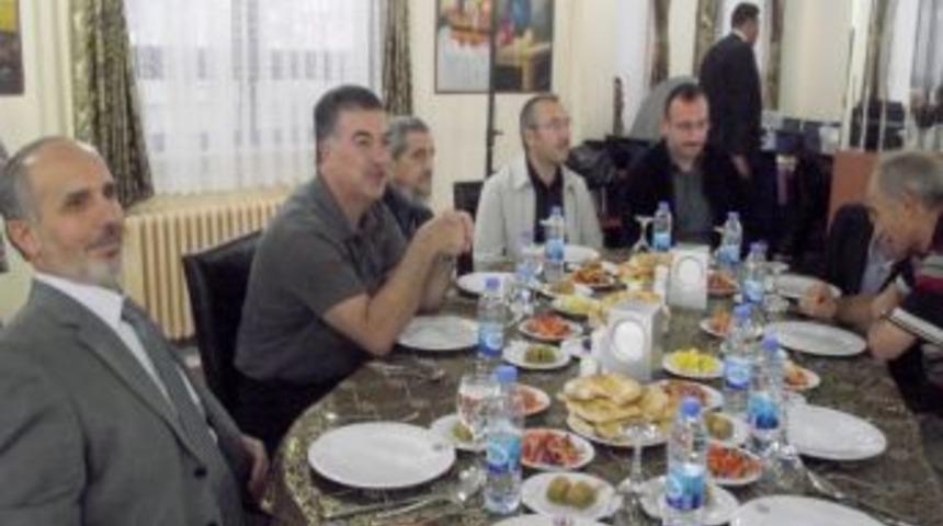 Din g&ouml;revlileri, tayini &ccedil;ıkan Vali Al'a iftarla veda etti