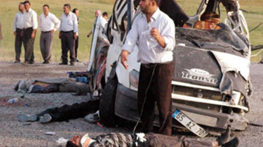 G&uuml;rpınar'da kaza: 4 &ouml;l&uuml;, 21 yaralı