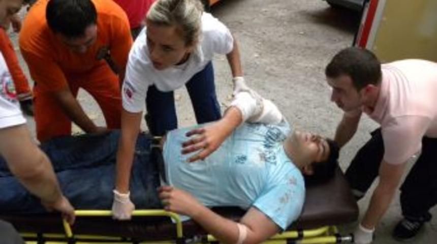 Otomobil ile kamyonet &ccedil;arpıştı: 5 yaralı