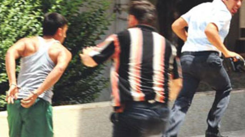 Kelepçeli zanlı, gazeteciyi kovaladı