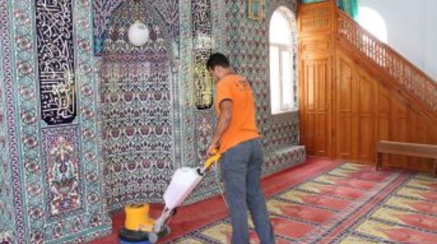 Akhisar&rsquo;da camiler ramazan i&ccedil;in temizleniyor