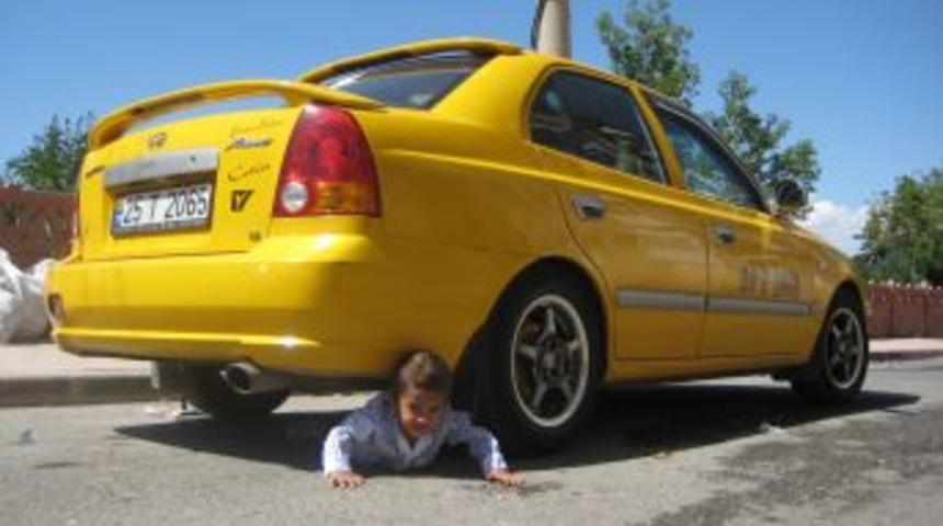 Babasının kullandığı arabanın altında kalan &ccedil;ocuk &ouml;l&uuml;mden d&ouml;nd&uuml;