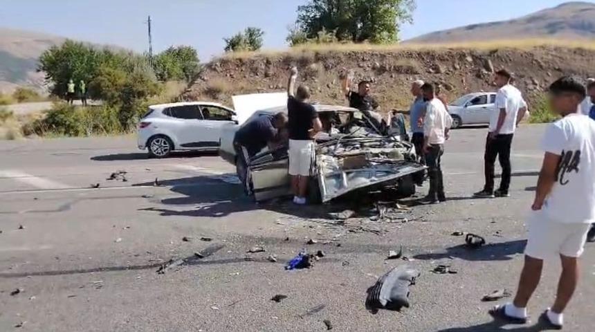 Malatya&rsquo;da iki ara&ccedil; kafa kafaya &ccedil;arpıştı: 2 yaralı