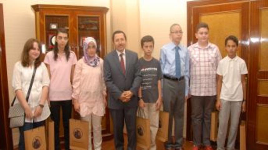 Vali Balkanlıoğlu, başarılı &ouml;ğrencilerini plaketle &ouml;d&uuml;llendirdi