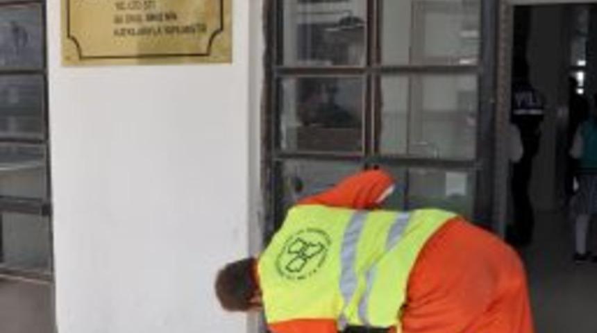 Yakutiye Belediyesi, okul ve camileri temizliyor