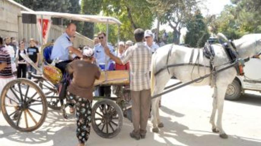 Selimiye Camii &ouml;n&uuml;nde polis ve talikacı m&uuml;cadelesi