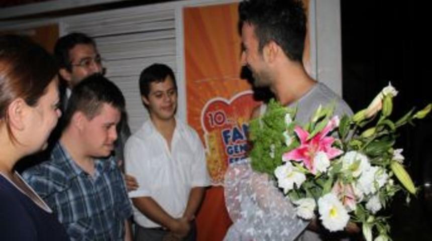 &Uuml;nl&uuml; sanat&ccedil;ı Tarkan&rsquo;dan Down Sendromlu &ccedil;ocuklara &ouml;zel ilgi