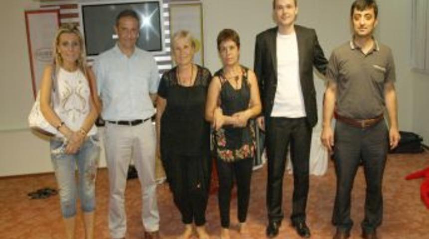 Okul &ouml;ncesi &ouml;ğretmenlerine. m&uuml;zikle eğitimin yolları anlatıldı