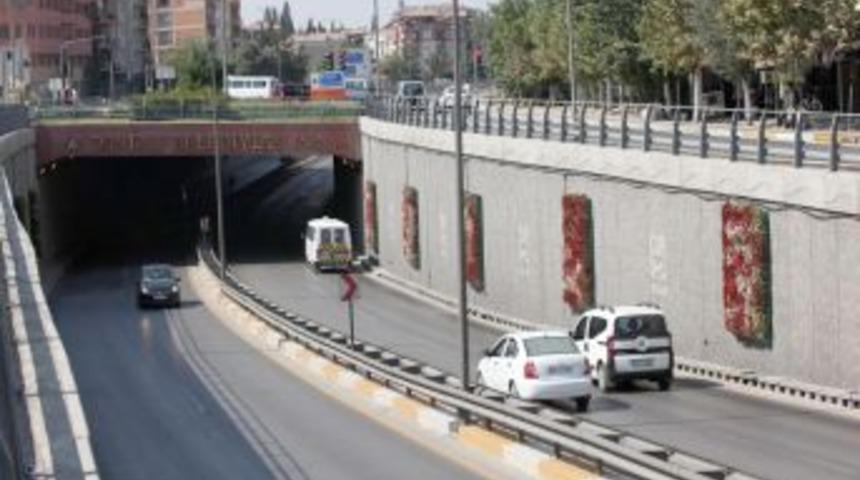 K&ouml;pr&uuml;l&uuml; kavşaklardaki &ccedil;i&ccedil;ekler g&uuml;r&uuml;lt&uuml;y&uuml; &ouml;nleyip yolu g&uuml;zelleştiriyor