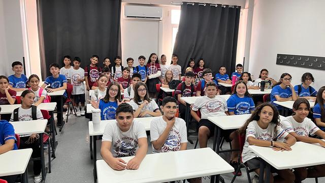 Görenler gözlerine inanamıyor: 27 çift ikiz aynı okulda