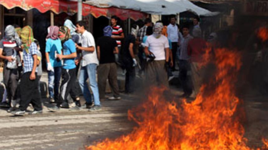 Y&uuml;ksekova'da PKK yandaşları polise saldırdı