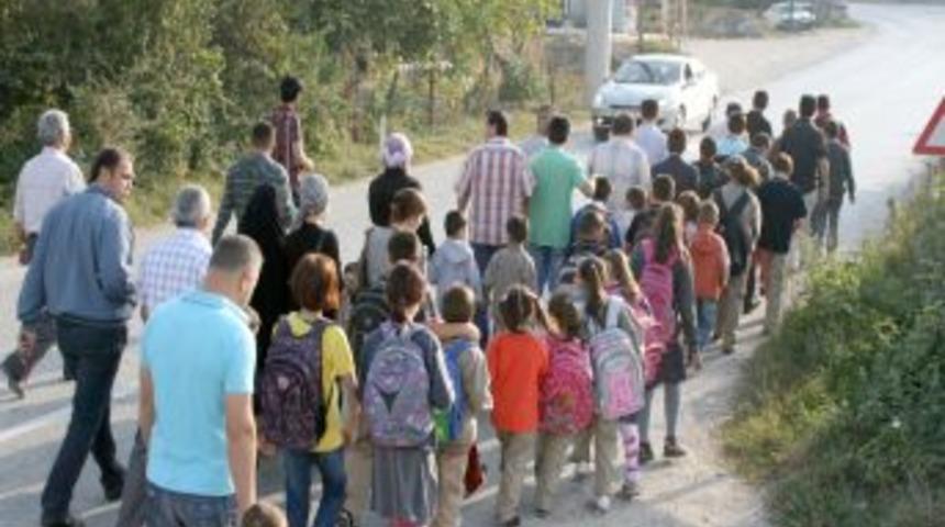 52 &ouml;ğrenci ezilme tehlikesi altında okula gidip geliyor