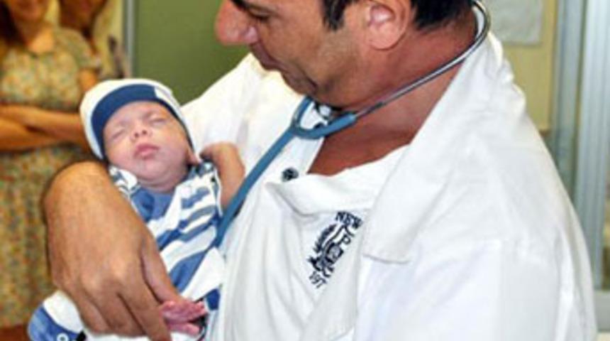 Parmak bebek hayata tutundu