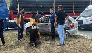 Kastamonu&rsquo;da otomobil ile hafif ticari ara&ccedil; &ccedil;arpıştı: 3 yaralı