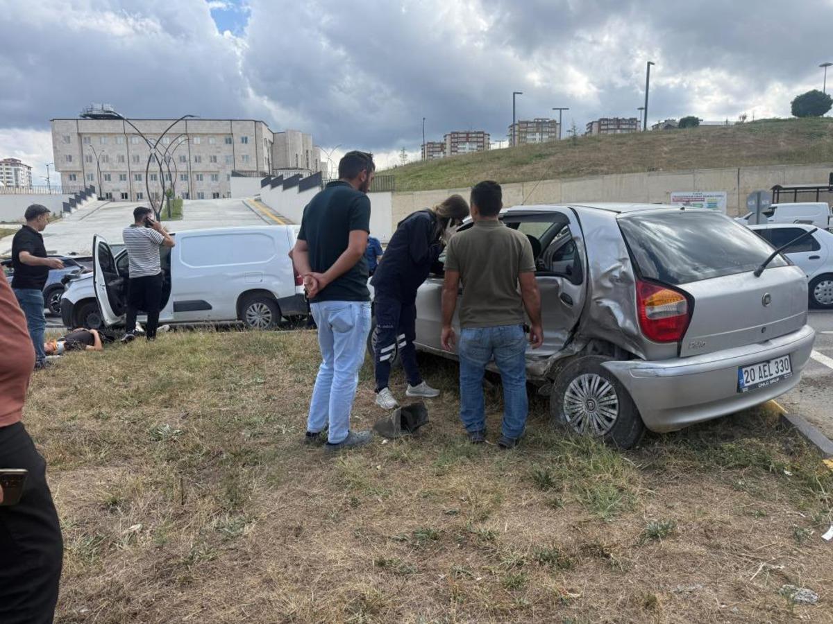 Kastamonu&rsquo;da otomobil ile hafif ticari ara&ccedil; &ccedil;arpıştı: 3 yaralı 1