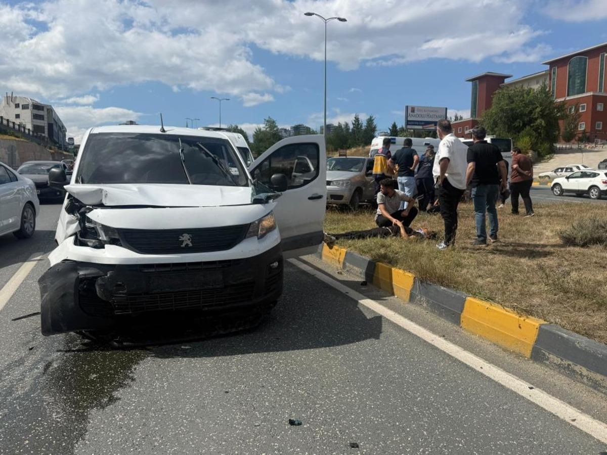 Kastamonu&rsquo;da otomobil ile hafif ticari ara&ccedil; &ccedil;arpıştı: 3 yaralı 2