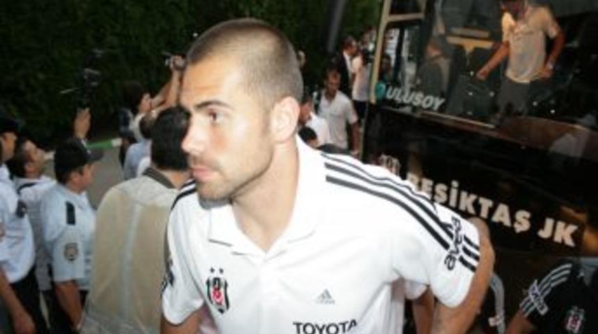 Beşiktaş, Bursa&rsquo;da &ccedil;i&ccedil;eklerle karşılandı