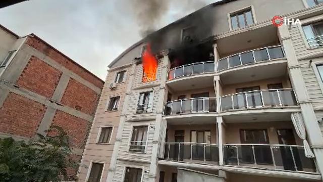 Iğdır’da itfaiye erleri çevresi kapalı olan binadaki yangına güçlükle müdahale etti