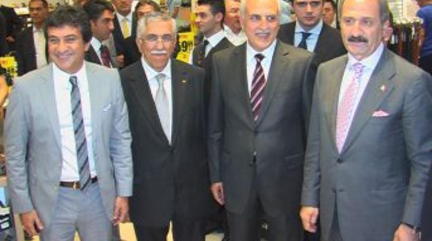 Bakan &Ccedil;ağlayan, ayakkabı mağazasının tanıtımına katıldı