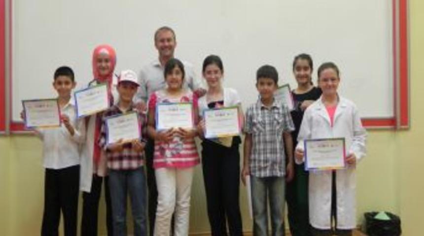 İngilizce yaz okuluna katılan &ouml;ğrenciler sertifikalarını aldı