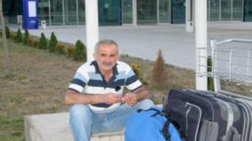 Yolcu u&ccedil;ağı kalkıştan sonra kuşlara &ccedil;arpınca zorunlu iniş yaptı