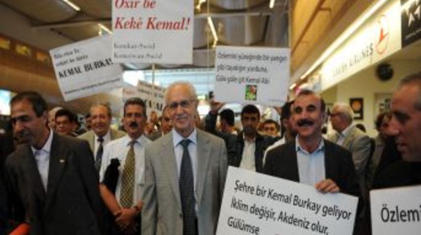 Kemal Burkay'ı İstanbul'da sevenleri karşıladı