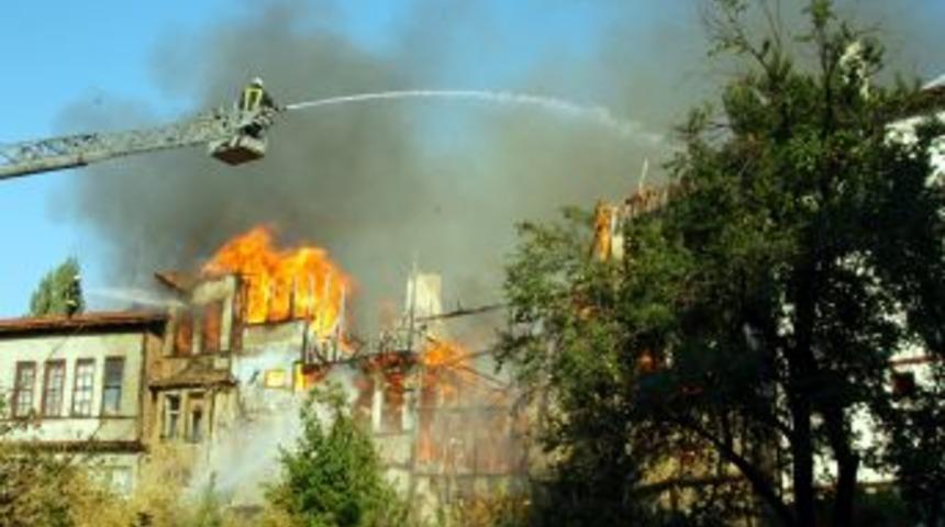 İki ahşap bina yandı