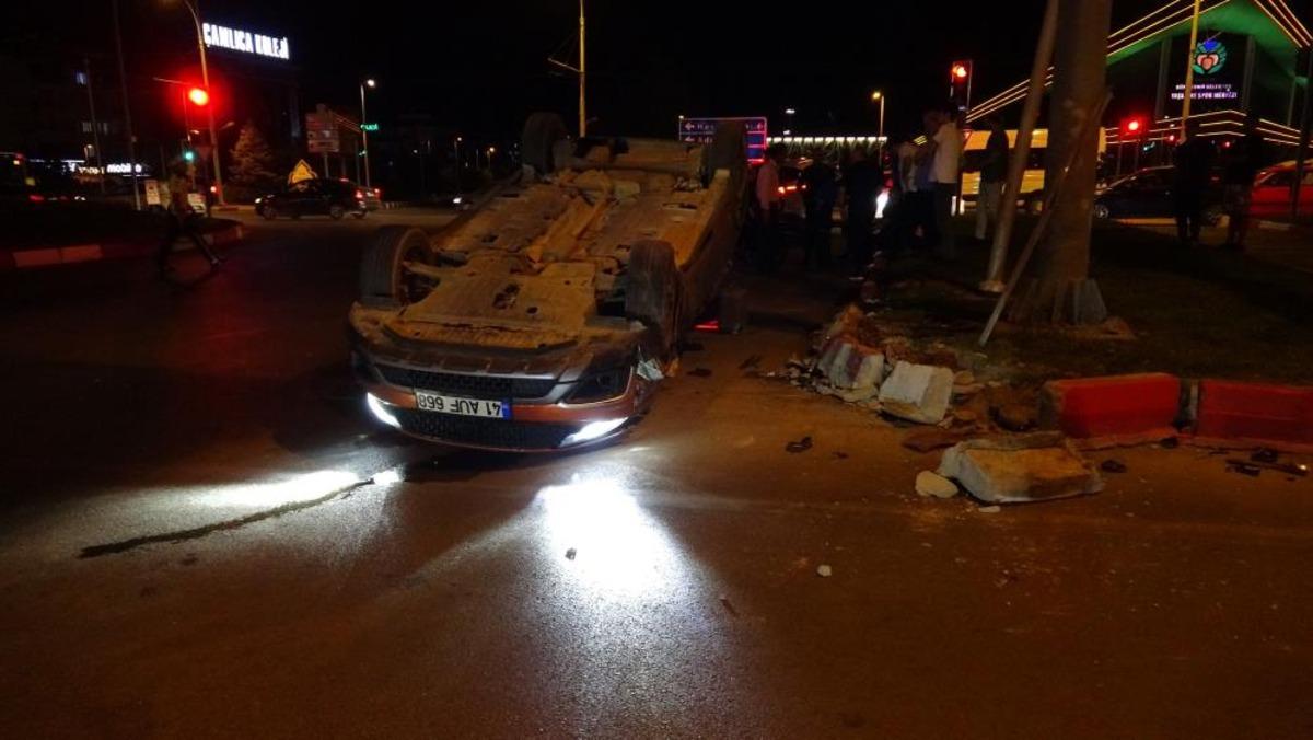 Otomobille &ccedil;arpışan ara&ccedil; ters d&ouml;nd&uuml;: 2 yaralı 2