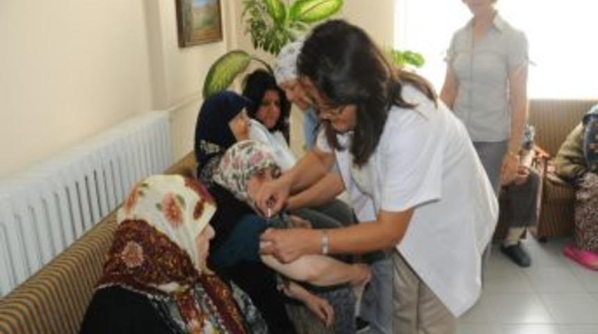 Bakımevindeki yaşlılara grip aşısı yapıldı