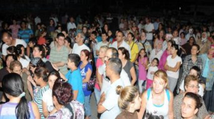 Servis parası vermek istemeyen veliler gece okula akın etti