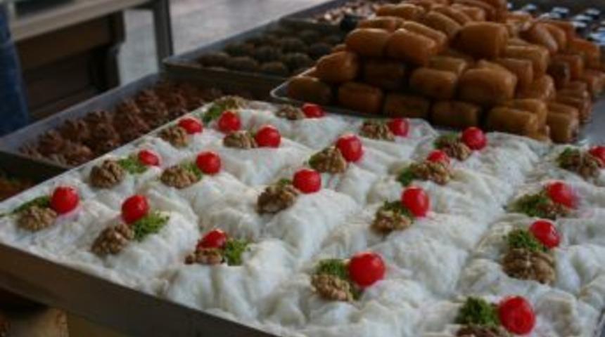 Ramazan sofralarını s&uuml;tl&uuml; tatlılar ve meyveler s&uuml;sleyecek