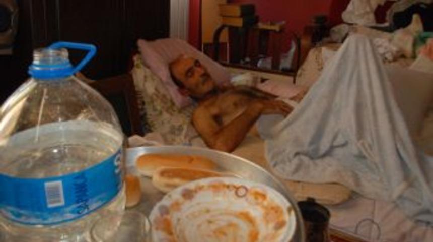 Beli, kal&ccedil;ası ve ayağı kırık adama komşuları bakıyor