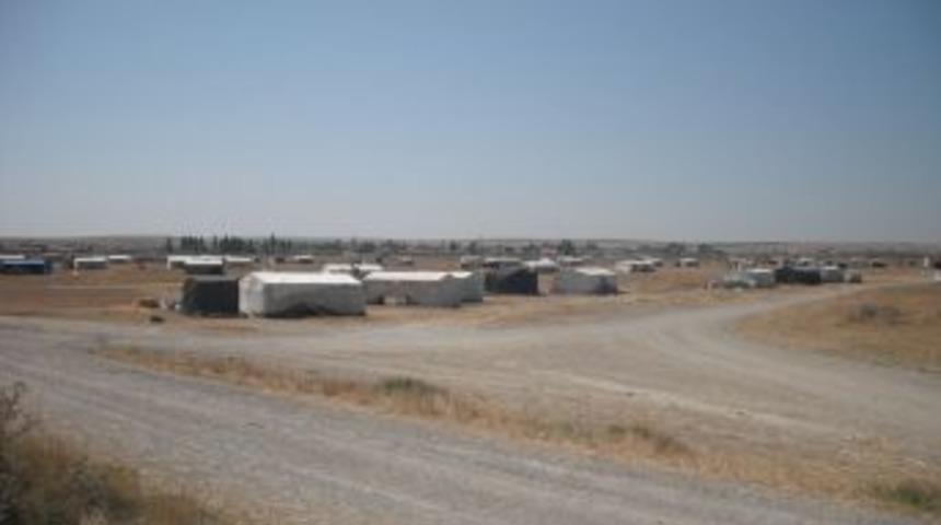 Bir kova su i&ccedil;in saatlerce bekliyorlar