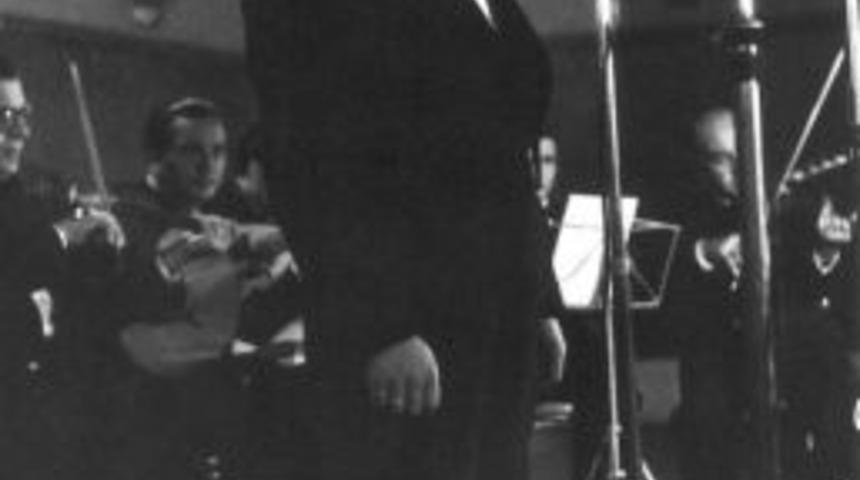 Zeki M&uuml;ren, fotoğraflarla anılıyor